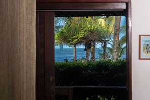 APTO COM VISTA DA PISCINA | Frigobar, cofres nos quartos, berços grátis, Wi-Fi de cortesia