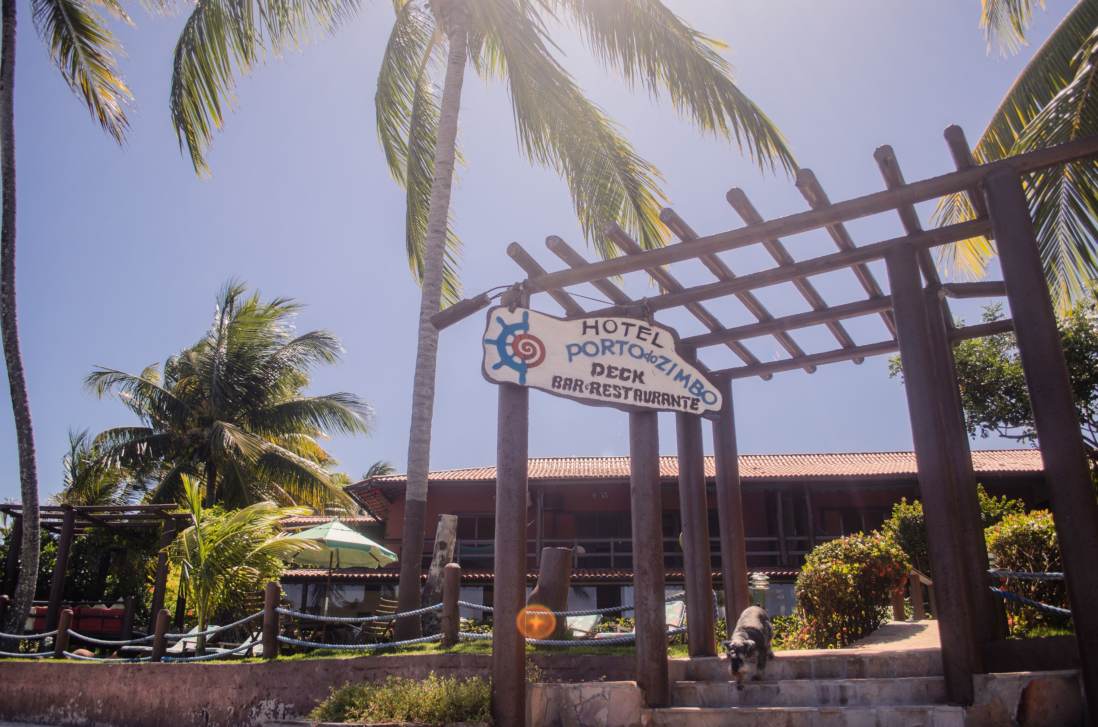 Señalización de Hotel Porto de Moçambique, bar en terraza y restaurante.