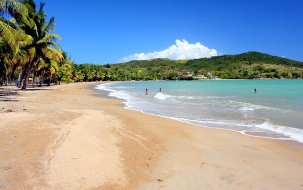 Beach nearby, sun loungers, beach towels