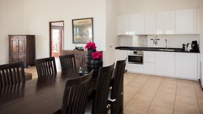 ثلاجة، ميكروويف، فرن، موقد طهي مسطح