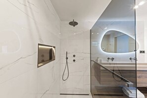 Dusche, Haartrockner, Handtücher