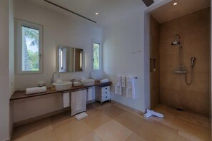 Shower, hair dryer, towels - Villa Truffle – Contemporary Clifftop Luxury with Sunset Views in St. Martin (Marigot)