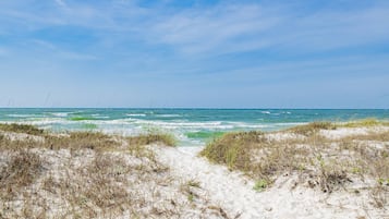 Ubicación cercana a la playa, windsurf, kayak y paseos en lancha motora
