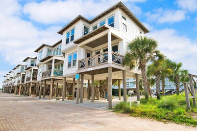 Blue Paradise ~ Outdoor Pool, Beach Access + $400 in FREE Activities Daily ~ Zoo/Parasailing + More