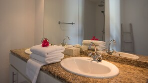 Dusche, Haartrockner, Handtücher