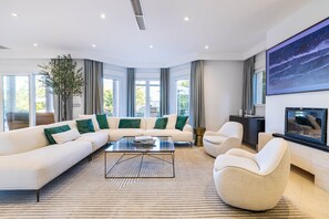 Televisie, een open haard en een tafeltennistafel