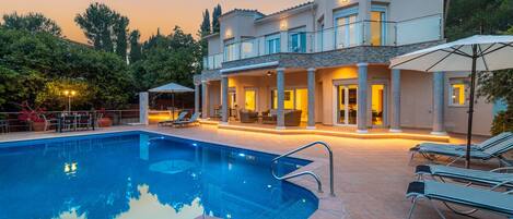 Infinity-Pool, beheizter Pool