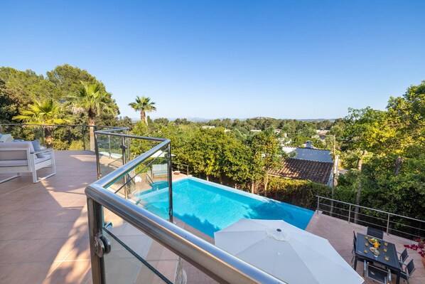 Een infinitypool en een verwarmd zwembad