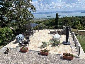 Outdoor dining - A large farmhouse with views over Umbria/Tuscany with Aircon & streaming WiFi (Tuoro sul Trasimeno)