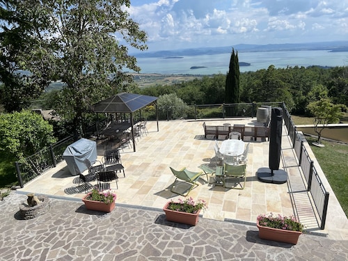 A large farmhouse with views over Umbria/Tuscany with Aircon & streaming WiFi