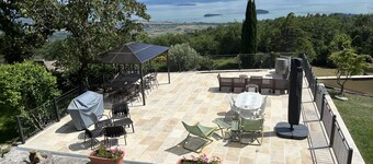 A large farmhouse with views over Umbria/Tuscany with Aircon & streaming WiFi