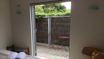 "Lockyer": 2-Bed/2-Bath Apartment | Premium bedding, desk, soundproofing, iron/ironing board