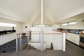 Premium Townhome, 2 Bedrooms, 2 Bathrooms, City View (Vancouver) | Ruang tamu | TV skrin rata, pemain DVD