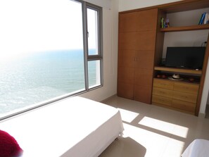 Apartament Deluxe, 2 dormitoris, vistes a la platja, primera línia de platja | 2 dormitoris, caixa forta a l'habitació i escriptori