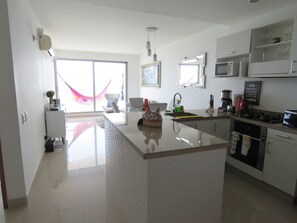 Deluxe Apartment, 2 Bedrooms, Beach View, Beachfront | In-room dining