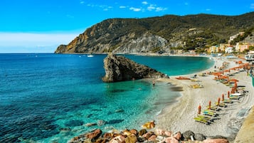 Una spiaggia nelle vicinanze, lettini da mare, teli da spiaggia