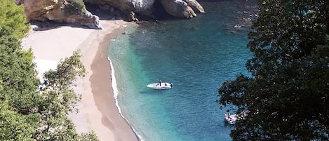 Una spiaggia nelle vicinanze, lettini da mare, teli da spiaggia