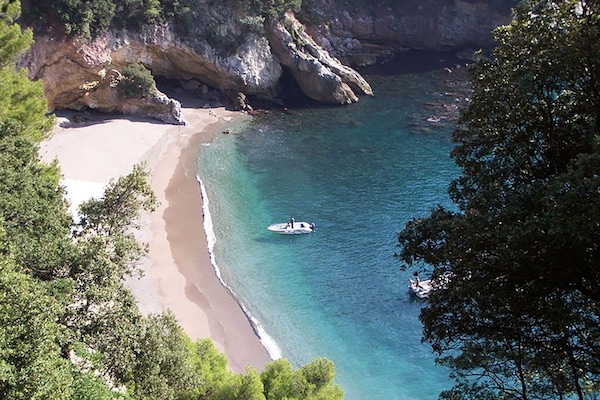 Beach nearby, sun-loungers, beach towels