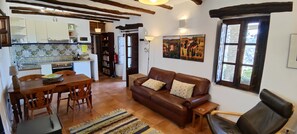 تلفزيون ذكي، مدفأة، مشغل دي في دي، كُتُب