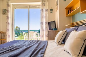 2 bedrooms, iron/ironing board, bed sheets - STUDIO CORAL VIEW - apartment with sea view (Giardini-Naxos)