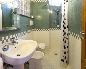 Ducha, secador de pelo, bidet, toallas