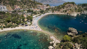 Una spiaggia nelle vicinanze