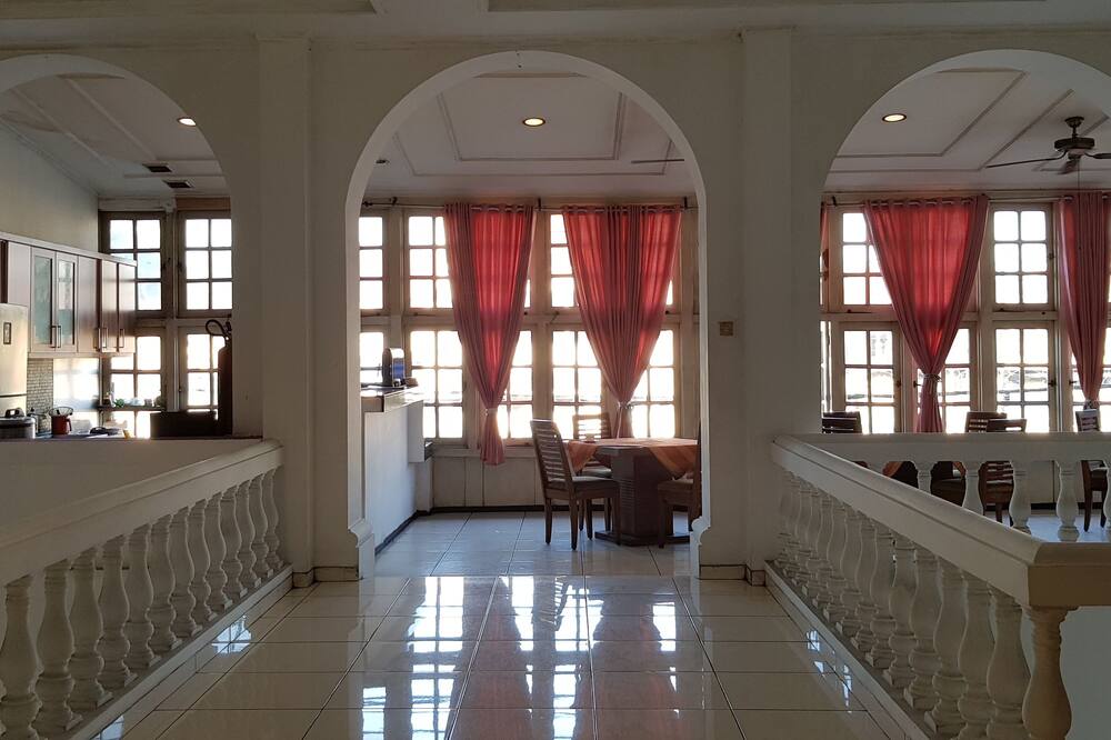 Hotel DeQur Jakarta Kota