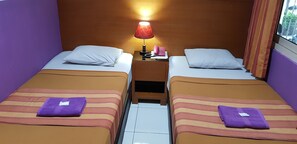 Desk, free WiFi, bed sheets - Hotel DeQur Jakarta Kota (Jakarta)