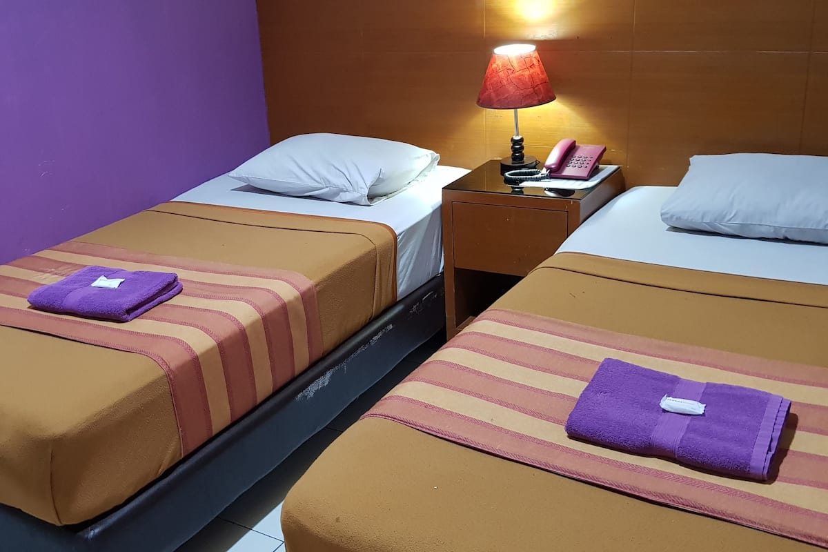 Escritorio, wifi gratis, ropa de cama