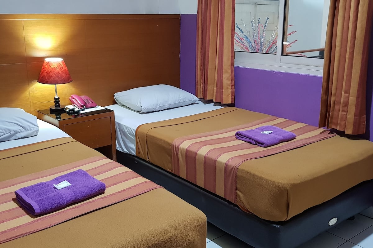 Escritorio, wifi gratis, ropa de cama