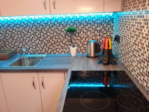 Frigorífico, microondas, horno y placa de cocina