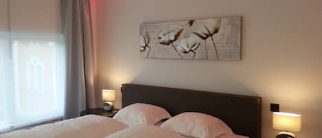 1 slaapkamer, een kluis op de kamer, een bureau, geluiddichte muren