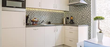 Frigorífico, microondas, horno y placa de cocina