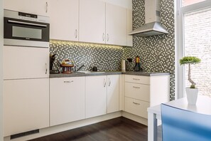 Kühlschrank, Mikrowelle, Ofen, Herdplatte