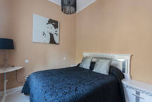 3 bedrooms, iron/ironing board, free WiFi, bed sheets - 6WiFi + A / C + PATIO + METRO / BUS SAME STREET AT 10 MIN SOL (Madrid)