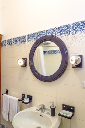 Ducha, secador de pelo, bidet, toallas