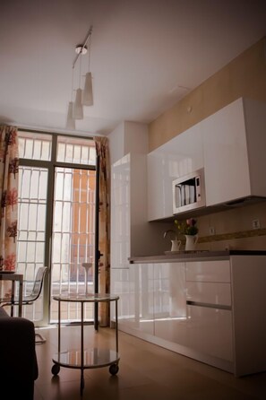 Frigorifero, microonde, piano cottura, macchina per tè/caffè