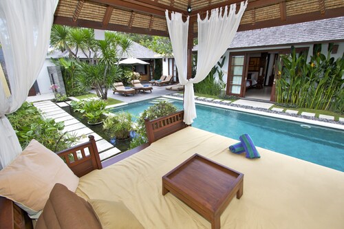 Luxury Balinese villa: Private beach entrance