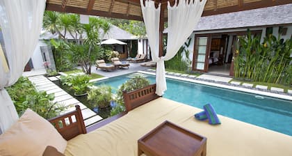 Luxury Balinese villa: Private beach entrance