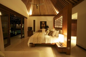 4 bedrooms, desk, WiFi, bed sheets - Luxury Balinese villa: Private beach entrance (Sanur)