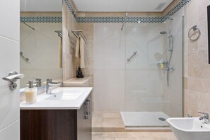Combined shower/bathtub, hair dryer, towels