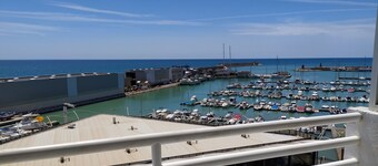 First Line Apartment With Wifi