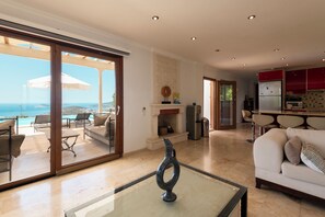 Smart TV, DVD player, livros, aparelho de som