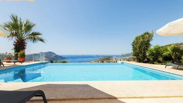 Piscina all'aperto, una piscina a sfioro