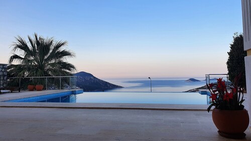 Villa avec piscine à débordement privée et vue imprenable sur la mer
