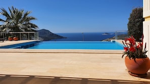 Außenpool, Infinity-Pool