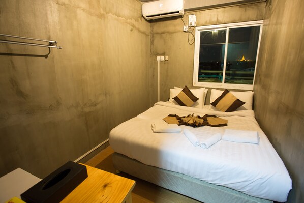 Superior Double Room (Pagoda View) | Desk, free WiFi - The Lodge Yangon Hostel (Yangon)