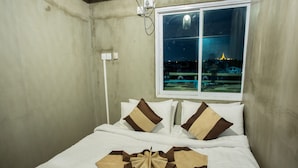 Desk, WiFi (free) - The Lodge Yangon Hostel (Yangon)