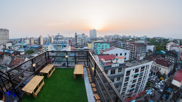 Cafe - The Lodge Yangon Hostel (Yangon)