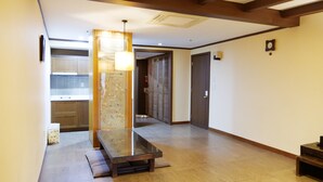 A spacious hallway with wooden flooring, a glass-top table, and a decorative pillar. - Yangji Pine Resort (Yongin)